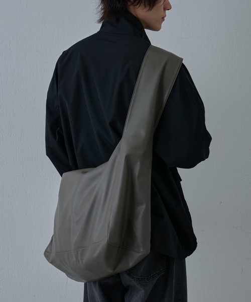 COLONY 2139(コロニートゥーワンスリーナイン)の「ソフトフェイクレザービッグショルダー(ショルダーバッグ・メンズ・ブラック/グレー・FREE)」の3枚目の写真