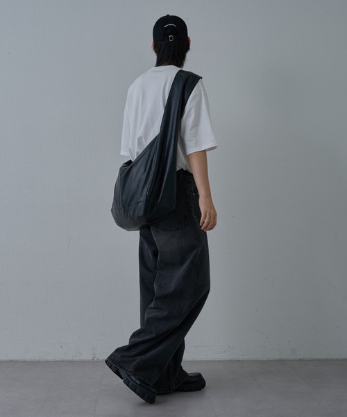 COLONY 2139(コロニートゥーワンスリーナイン)の「ソフトフェイクレザービッグショルダー(ショルダーバッグ・メンズ・ブラック/グレー・FREE)」の22枚目の写真