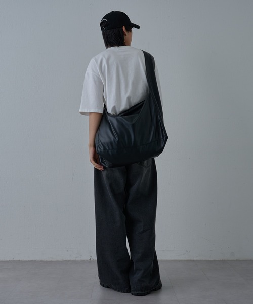 COLONY 2139(コロニートゥーワンスリーナイン)の「ソフトフェイクレザービッグショルダー(ショルダーバッグ・メンズ・ブラック/グレー・FREE)」の21枚目の写真