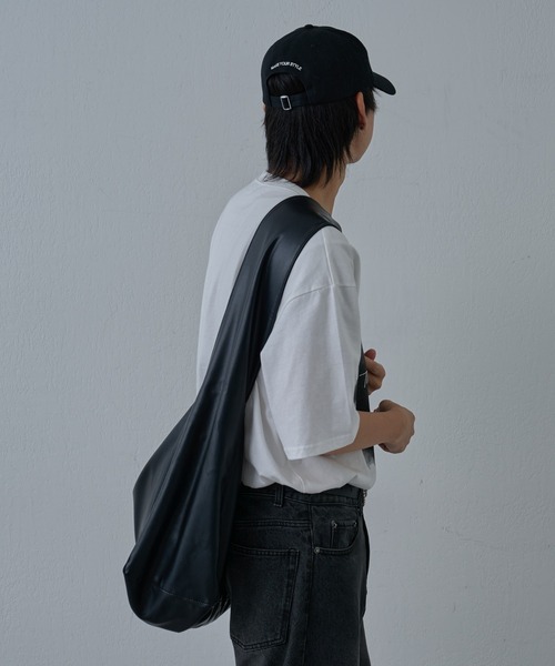 COLONY 2139(コロニートゥーワンスリーナイン)の「ソフトフェイクレザービッグショルダー(ショルダーバッグ・メンズ・ブラック/グレー・FREE)」の7枚目の写真