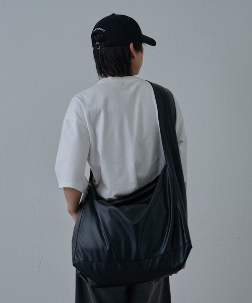 COLONY 2139(コロニートゥーワンスリーナイン)の「ソフトフェイクレザービッグショルダー(ショルダーバッグ・メンズ・ブラック/グレー・FREE)」の8枚目の写真