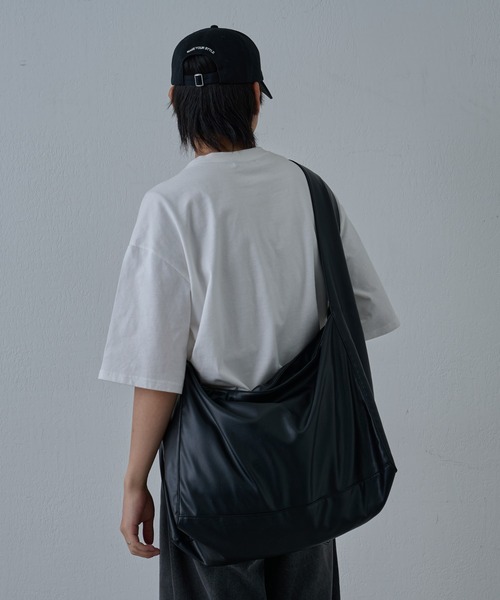 COLONY 2139(コロニートゥーワンスリーナイン)の「ソフトフェイクレザービッグショルダー(ショルダーバッグ・メンズ・ブラック/グレー・FREE)」の6枚目の写真