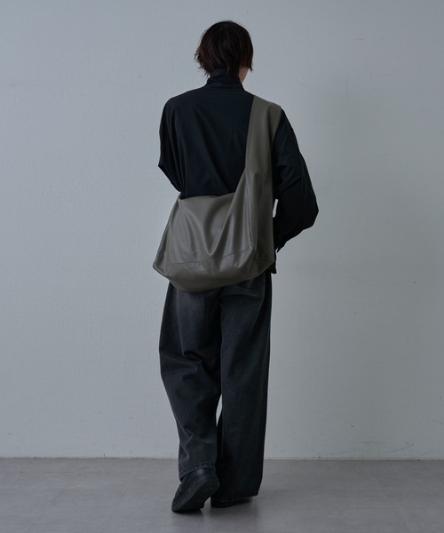 COLONY 2139(コロニートゥーワンスリーナイン)の「ソフトフェイクレザービッグショルダー(ショルダーバッグ・メンズ・ブラック/グレー・FREE)」の17枚目の写真