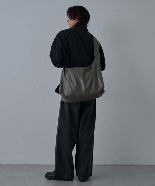 COLONY 2139(コロニートゥーワンスリーナイン)の「ソフトフェイクレザービッグショルダー(ショルダーバッグ・メンズ・ブラック/グレー・FREE)」の19枚目の写真