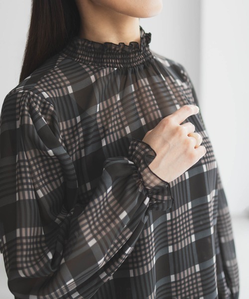 HusHusH（ハッシュアッシュ）の「HusHusH 衿シャーリング チェックブラウス（シャツ/ブラウス・レディース・チャコールグレー/ベージュ・M/L）」の5枚目の写真