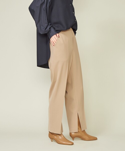 新品コンテconteスリット テーパードパンツ36ベージュ conte（コンテ）の「＜conte＞スリット テーパードパンツ