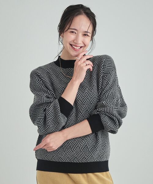 SHOO・LA・RUE(シューラルー)の「◆【S-LL/洗える/毛玉レス】クラシカルな柄が目を惹く プチハイネックニット(ニット/セーター・レディース・ブルー系9/ブラック系3/ブラック系4/ベージュ系3・04/03/02/01)」の2枚目の写真