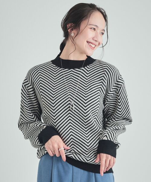 SHOO・LA・RUE(シューラルー)の「◆【S-LL/洗える/毛玉レス】クラシカルな柄が目を惹く プチハイネックニット(ニット/セーター・レディース・ブルー系9/ブラック系3/ブラック系4/ベージュ系3・04/03/02/01)」の3枚目の写真