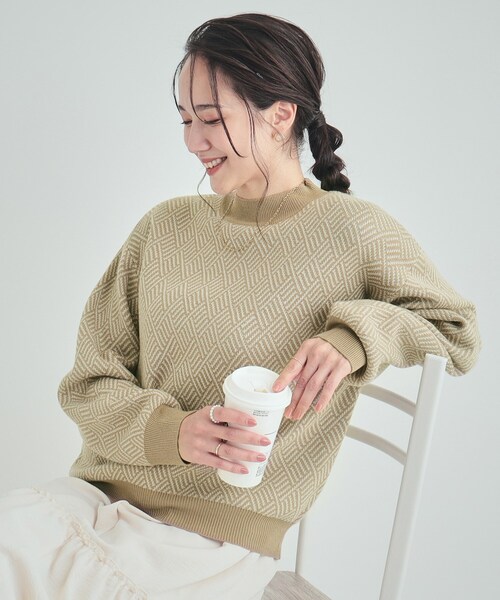 SHOO・LA・RUE(シューラルー)の「◆【S-LL/洗える/毛玉レス】クラシカルな柄が目を惹く プチハイネックニット(ニット/セーター・レディース・ブルー系9/ブラック系3/ブラック系4/ベージュ系3・04/03/02/01)」の1枚目の写真