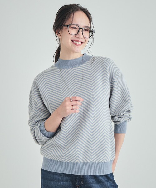 SHOO・LA・RUE(シューラルー)の「◆【S-LL/洗える/毛玉レス】クラシカルな柄が目を惹く プチハイネックニット(ニット/セーター・レディース・ブルー系9/ブラック系3/ブラック系4/ベージュ系3・04/03/02/01)」の4枚目の写真