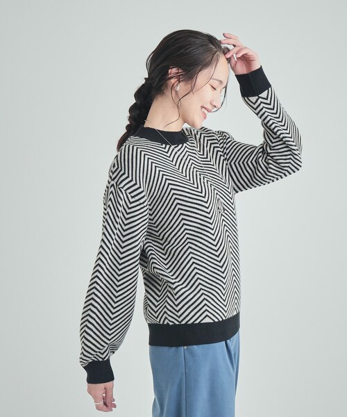 SHOO・LA・RUE(シューラルー)の「◆【S-LL/洗える/毛玉レス】クラシカルな柄が目を惹く プチハイネックニット(ニット/セーター・レディース・ブルー系9/ブラック系3/ブラック系4/ベージュ系3・04/03/02/01)」の6枚目の写真