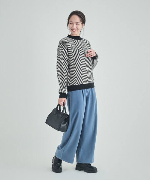 SHOO・LA・RUE(シューラルー)の「◆【S-LL/洗える/毛玉レス】クラシカルな柄が目を惹く プチハイネックニット(ニット/セーター・レディース・ブルー系9/ブラック系3/ブラック系4/ベージュ系3・04/03/02/01)」の7枚目の写真