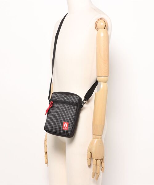 NIXON(ニクソン)の「【NIXON/ニクソン】Stash Bag ショルダーバッグ 容量1.5L 海洋プラスチックを採用したサステイナブルモデル(ボディバッグ/ウエストポーチ・メンズ・ブラック系その他2・FREE)」の2枚目の写真