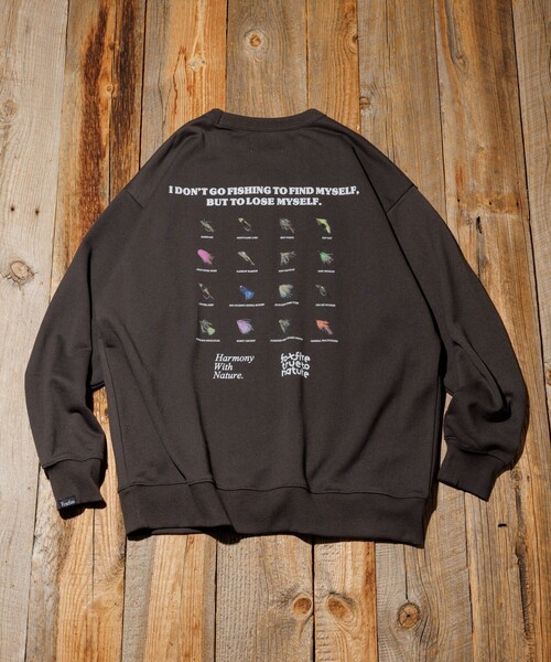 Foxfire（フォックスファイヤー）の「Foxfire/フォックスファイヤー 別注 Foxfire プリントクルーネック スウェット/毛針/バックプリント/リラックスフィット（スウェット・メンズ・チャコールグレー/ライトグレー/ネイビー・LARGE/MEDIUM）」の2枚目の写真