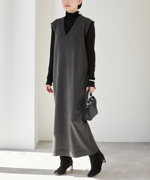 VERMEIL par iena(ヴェルメイユパーイエナ)の「woolmix フリルリブニットワンピース(ワンピース・レディース・ブラック/チャコールグレー・FREE)」の2枚目の写真