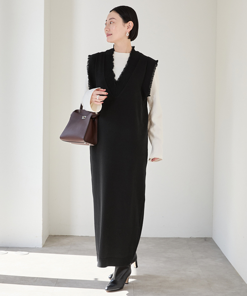 VERMEIL par iena(ヴェルメイユパーイエナ)の「woolmix フリルリブニットワンピース(ワンピース・レディース・ブラック/チャコールグレー・FREE)」の4枚目の写真