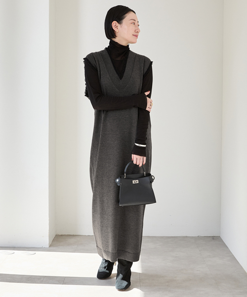 VERMEIL par iena(ヴェルメイユパーイエナ)の「woolmix フリルリブニットワンピース(ワンピース・レディース・ブラック/チャコールグレー・FREE)」の11枚目の写真