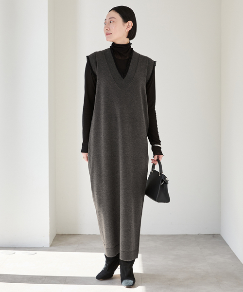 VERMEIL par iena(ヴェルメイユパーイエナ)の「woolmix フリルリブニットワンピース(ワンピース・レディース・ブラック/チャコールグレー・FREE)」の12枚目の写真