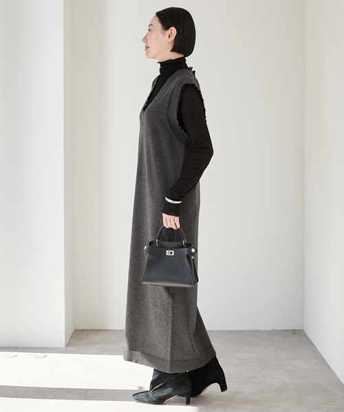 VERMEIL par iena(ヴェルメイユパーイエナ)の「woolmix フリルリブニットワンピース(ワンピース・レディース・ブラック/チャコールグレー・FREE)」の13枚目の写真