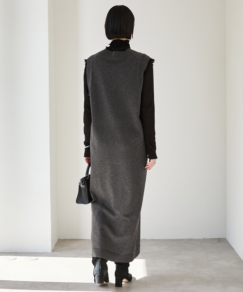 VERMEIL par iena(ヴェルメイユパーイエナ)の「woolmix フリルリブニットワンピース(ワンピース・レディース・ブラック/チャコールグレー・FREE)」の14枚目の写真