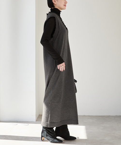 VERMEIL par iena(ヴェルメイユパーイエナ)の「woolmix フリルリブニットワンピース(ワンピース・レディース・ブラック/チャコールグレー・FREE)」の15枚目の写真