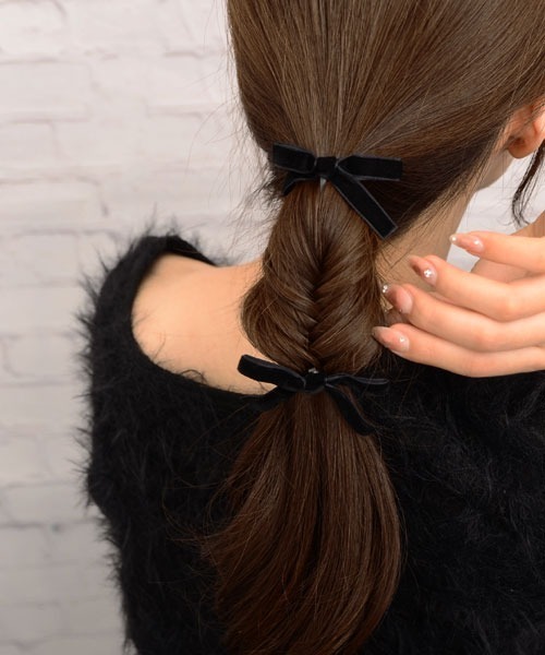 VIBGYOR Women（ヴィブジョー　ウィメン）の「【float】ベロア ミニリボン ヘアピン【2個セット】（ヘアピン・レディース・ブラック・FREE）」の4枚目の写真