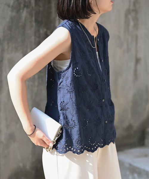 ＆HALF（アンドハーフ）の「インド綿刺繍ノースリーブブラウス（インド綿.インドコットン.コットン100%,綿100%）（シャツ/ブラウス・レディース・ネイビー/ライトグレー/グリーン/ブラック/オフホワイト・M/L）」の5枚目の写真