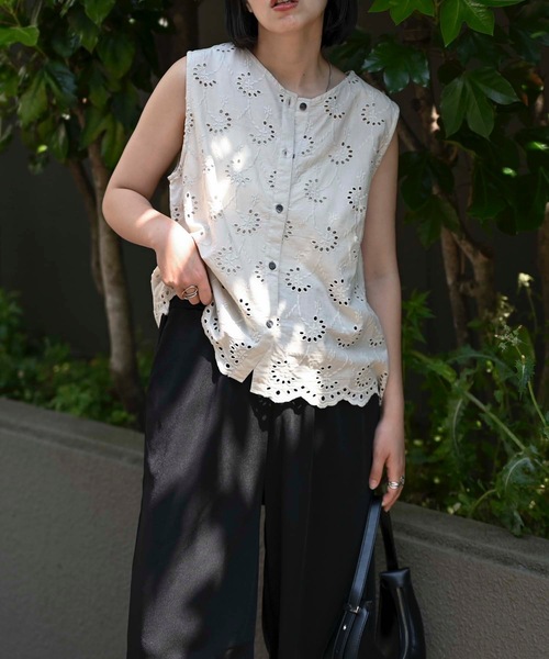 ＆HALF（アンドハーフ）の「インド綿刺繍ノースリーブブラウス（インド綿.インドコットン.コットン100%,綿100%）（シャツ/ブラウス・レディース・ネイビー/ライトグレー/グリーン/ブラック/オフホワイト・M/L）」の6枚目の写真