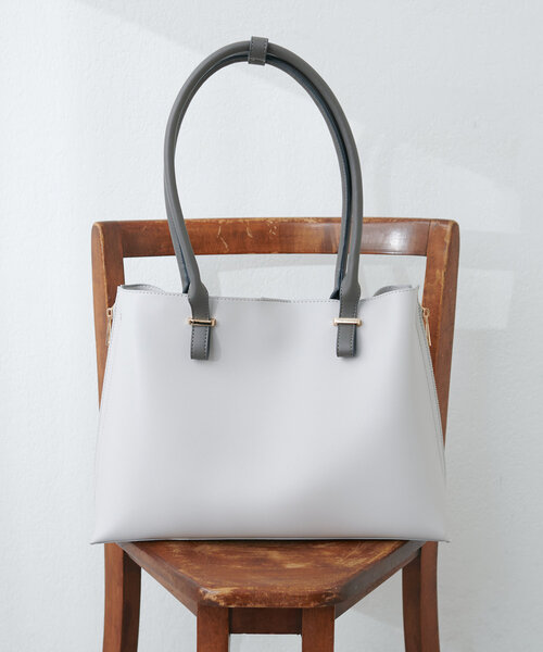 natural couture(ナチュラルクチュール)の「きれいめバイカラーA4BAG(ショルダーバッグ・レディース・アイボリー/ライトグレー/ブラウン・FREE)」の7枚目の写真