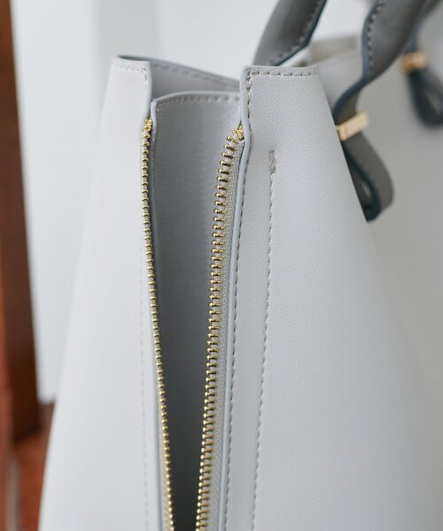 natural couture(ナチュラルクチュール)の「きれいめバイカラーA4BAG(ショルダーバッグ・レディース・アイボリー/ライトグレー/ブラウン・FREE)」の8枚目の写真