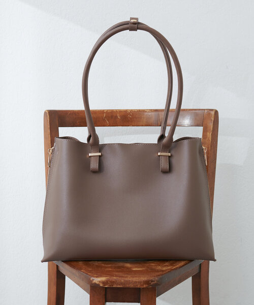 natural couture(ナチュラルクチュール)の「きれいめバイカラーA4BAG(ショルダーバッグ・レディース・アイボリー/ライトグレー/ブラウン・FREE)」の9枚目の写真