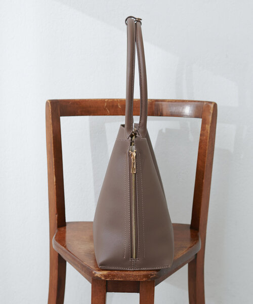 natural couture(ナチュラルクチュール)の「きれいめバイカラーA4BAG(ショルダーバッグ・レディース・アイボリー/ライトグレー/ブラウン・FREE)」の10枚目の写真