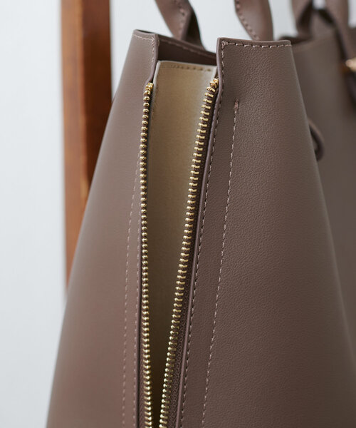 natural couture(ナチュラルクチュール)の「きれいめバイカラーA4BAG(ショルダーバッグ・レディース・アイボリー/ライトグレー/ブラウン・FREE)」の15枚目の写真