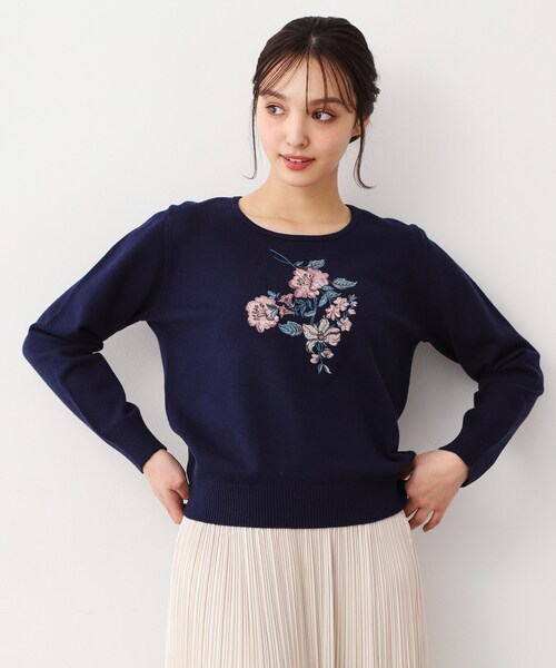 LAURA ASHLEY(ローラアシュレイ)の「【ハイゲージ】大判刺繍ニット(ニット/セーター・レディース・オフホワイト/ライトグリーン/ネイビー・40/38)」の1枚目の写真