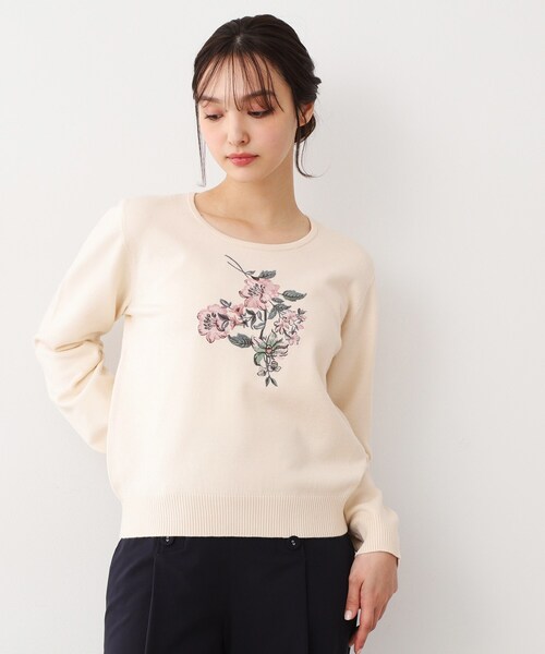 LAURA ASHLEY(ローラアシュレイ)の「【ハイゲージ】大判刺繍ニット(ニット/セーター・レディース・オフホワイト/ライトグリーン/ネイビー・40/38)」の2枚目の写真