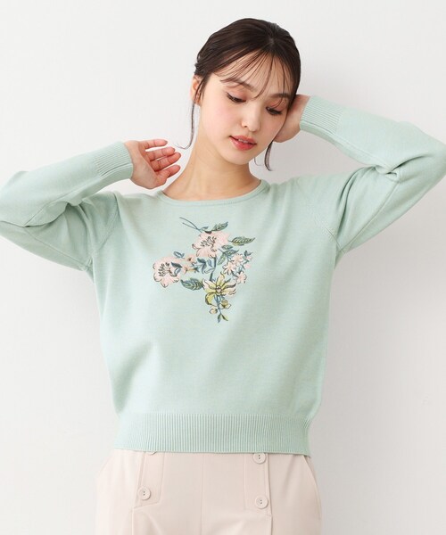LAURA ASHLEY(ローラアシュレイ)の「【ハイゲージ】大判刺繍ニット(ニット/セーター・レディース・オフホワイト/ライトグリーン/ネイビー・40/38)」の3枚目の写真
