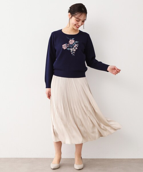 LAURA ASHLEY(ローラアシュレイ)の「【ハイゲージ】大判刺繍ニット(ニット/セーター・レディース・オフホワイト/ライトグリーン/ネイビー・40/38)」の13枚目の写真