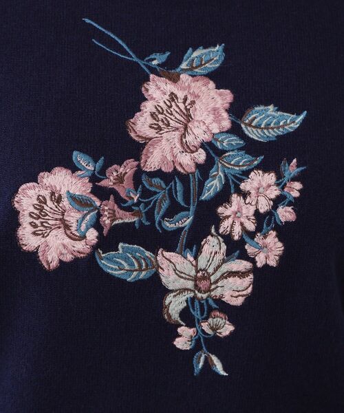 LAURA ASHLEY(ローラアシュレイ)の「【ハイゲージ】大判刺繍ニット(ニット/セーター・レディース・オフホワイト/ライトグリーン/ネイビー・40/38)」の11枚目の写真