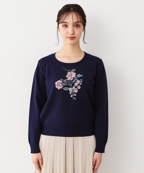 LAURA ASHLEY(ローラアシュレイ)の「【ハイゲージ】大判刺繍ニット(ニット/セーター・レディース・オフホワイト/ライトグリーン/ネイビー・40/38)」の10枚目の写真
