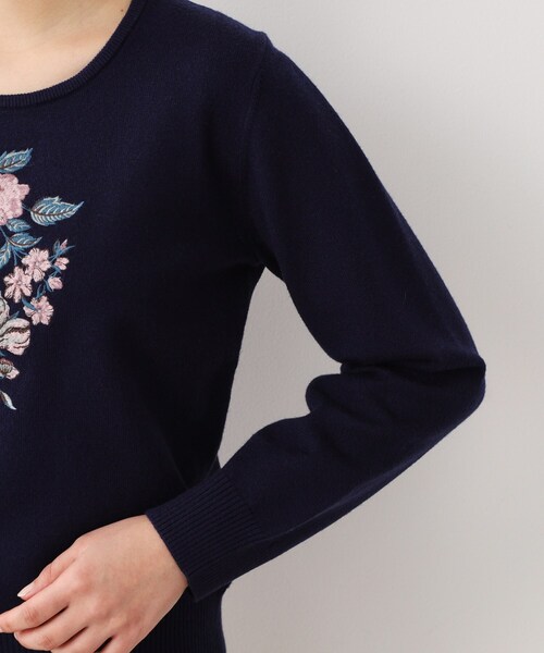 LAURA ASHLEY(ローラアシュレイ)の「【ハイゲージ】大判刺繍ニット(ニット/セーター・レディース・オフホワイト/ライトグリーン/ネイビー・40/38)」の6枚目の写真