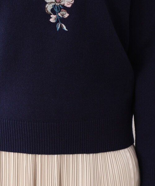 LAURA ASHLEY(ローラアシュレイ)の「【ハイゲージ】大判刺繍ニット(ニット/セーター・レディース・オフホワイト/ライトグリーン/ネイビー・40/38)」の4枚目の写真