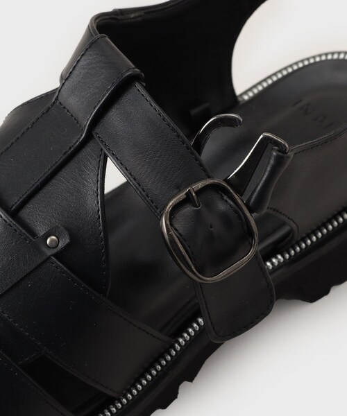 INDIVI（インディヴィ）の「【合皮】グルカフラットサンダル（サンダル・レディース・シルバー/ブラック・35/25/45）」の8枚目の写真