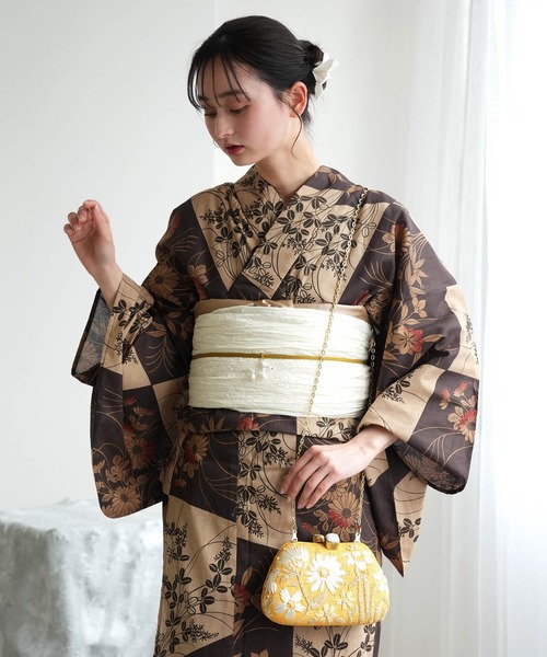utatane(ウタタネ)の「かごバッグ フラワーステッチ ストーンツイストクラッチバッグ(ショルダーバッグ・レディース・イエロー・FREE)」の4枚目の写真