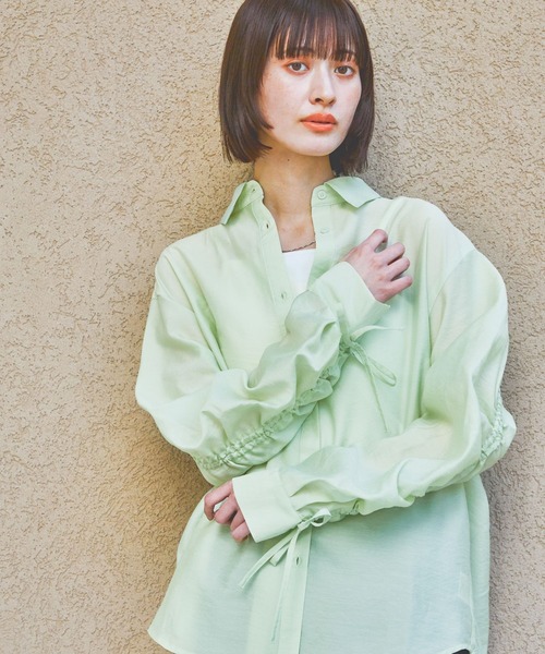 LAKOLE（ラコレ）の「袖シャーリングシャツ4 / 323171（シャツ/ブラウス・レディース・オフホワイト/ブルー/イエロー/ミント・FREE）」の3枚目の写真