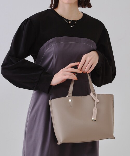 OPAQUE.CLIP（オペークドットクリップ）の「【2WAY】バイカラー3層ミドルトートバッグ（トートバッグ・レディース・ブラック系4/アイボリー系4/ピンク系9/ライトグレー系4/ベージュ系その他7/ブラウン系8・00）」の3枚目の写真
