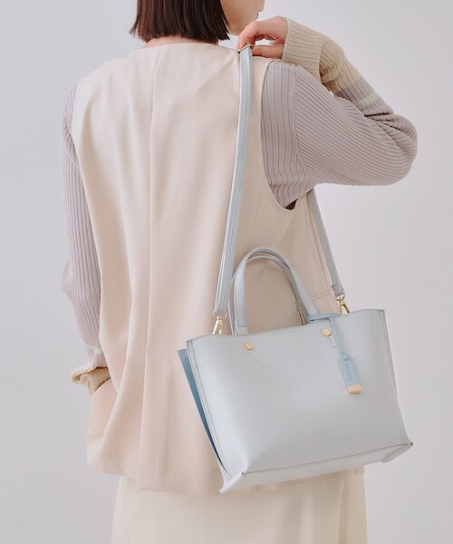 OPAQUE.CLIP（オペークドットクリップ）の「【2WAY】バイカラー3層ミドルトートバッグ（トートバッグ・レディース・ブラック系4/アイボリー系4/ピンク系9/ライトグレー系4/ベージュ系その他7/ブラウン系8・00）」の8枚目の写真