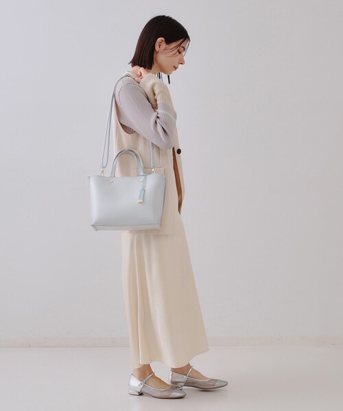 OPAQUE.CLIP（オペークドットクリップ）の「【2WAY】バイカラー3層ミドルトートバッグ（トートバッグ・レディース・ブラック系4/アイボリー系4/ピンク系9/ライトグレー系4/ベージュ系その他7/ブラウン系8・00）」の10枚目の写真