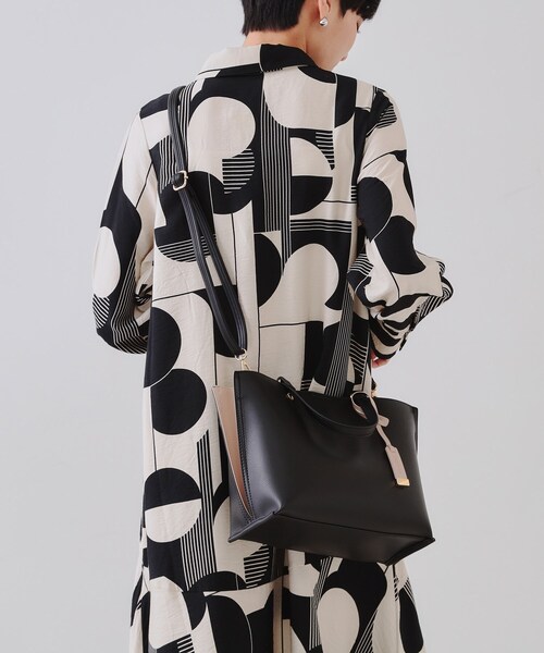 OPAQUE.CLIP（オペークドットクリップ）の「【2WAY】バイカラー3層ミドルトートバッグ（トートバッグ・レディース・ブラック系4/アイボリー系4/ピンク系9/ライトグレー系4/ベージュ系その他7/ブラウン系8・00）」の11枚目の写真