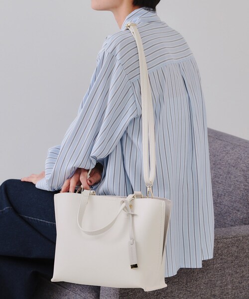 OPAQUE.CLIP（オペークドットクリップ）の「【2WAY】バイカラー3層ミドルトートバッグ（トートバッグ・レディース・ブラック系4/アイボリー系4/ピンク系9/ライトグレー系4/ベージュ系その他7/ブラウン系8・00）」の21枚目の写真