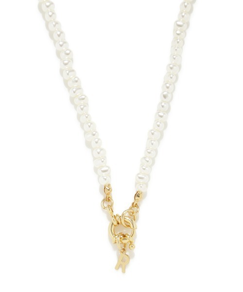 Mila Owen(ミラオーウェン)の「アルファベットチャームパールチョーカー(ネックレス・レディース・R/K/M/A/H・FREE)」の1枚目の写真